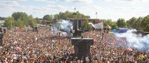 Festivalbesucher feiern die Eröffnung der Turmbühne auf dem Gelände des Fusion-Festival 2019.