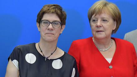 CDU-Chefin Annegret Kramp-Karrenbauer (links) mit Kanzlerin Angela Merkel Ende Juni in Berlin.