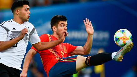 Nadiem Amiri (links) konnte sich mit dem deutschen Team am Ende nicht gegen die Spanier um Martin Aguirregabiria durchsetzen.