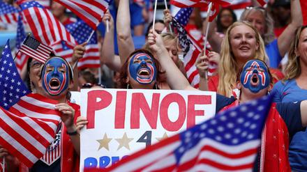 Frauensache Fußball. Fans der USA beim Spiel gegen England.
