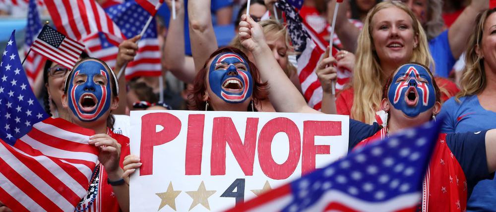 Frauensache Fußball. Fans der USA beim Spiel gegen England.