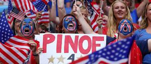 Frauensache Fußball. Fans der USA beim Spiel gegen England.