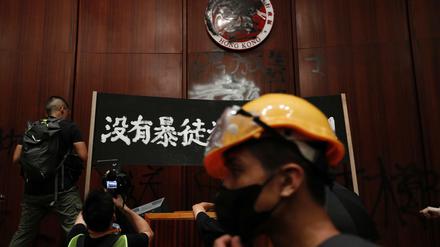 Demonstranten besetzen das Parlament in Hongkong.