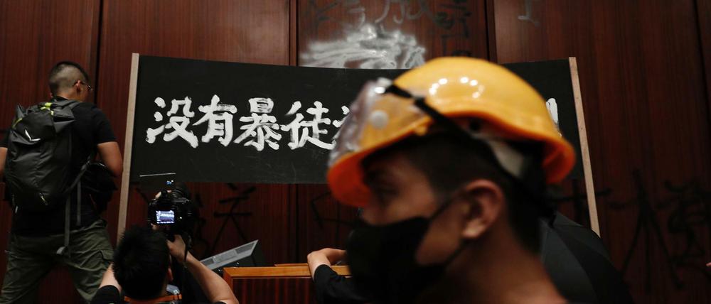 Demonstranten besetzen das Parlament in Hongkong.
