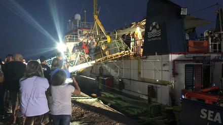 Menschen steigen von Bord des Rettungsschiffs "Sea-Watch 3" nach dem Anlegen im Hafen der Insel Lampedusa.