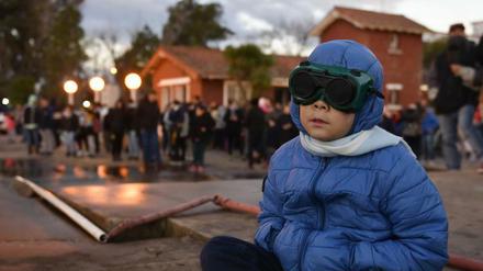 Mit einer Spezialbrille beobachtet dieser Junge die totale Sonnenfinsternis im argentinischen Ort Chascomus.