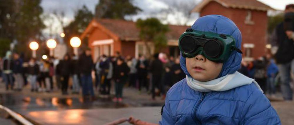 Mit einer Spezialbrille beobachtet dieser Junge die totale Sonnenfinsternis im argentinischen Ort Chascomus.
