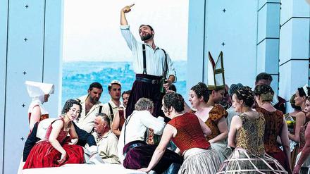 Hass auf Andersartige. Der Dresdner Staatsopernchor spielt eine zentrale Rolle Konwitschnys Inszenierung.