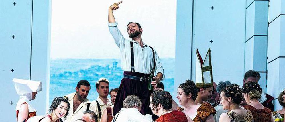 Hass auf Andersartige. Der Dresdner Staatsopernchor spielt eine zentrale Rolle Konwitschnys Inszenierung.