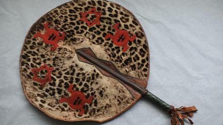 Auch der Fächer von Oba, dem Herrscher des Königreichs Benin im heutigen Nigeria, aus der Sammlung des Ethnologischen Museums Berlin-Dahlem, ist ein Streitfall.