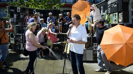 Plug & Play. Die Skulptur von Benoît Maubrey umfasst 320 Lautsprecher und soll fünf Monate stehen bleiben.