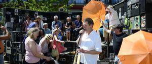 Plug & Play. Die Skulptur von Benoît Maubrey umfasst 320 Lautsprecher und soll fünf Monate stehen bleiben.