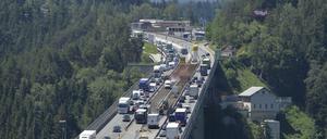  Auf der Europabrücke der Brennerautobahn gibt es einen Stau. Die Fahrverbote auf bestimmten Ausweichstrecken in Tirol haben am Samstag nach Polizeiangeben keine Probleme im Urlaubsverkehr verursacht.