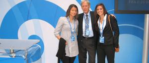 Kann gut mit Frauen und Fußball: Der Spielerinnenberater Brian Eylert. An seiner Seite hier Dzsenifer Marozsan und Aly Krieger (r.).