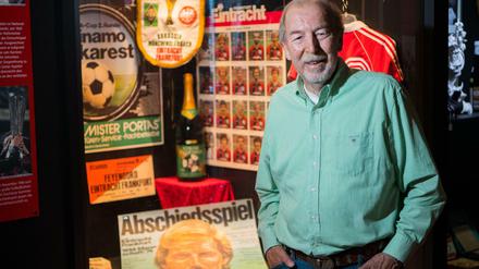 Schön war es. Jürgen Grabowski, Fußballweltmeister 1974, steht im Eintracht Frankfurt Museum vor einer Vitrine, in der ein Plakat von seinem Abschiedsspiel liegt.