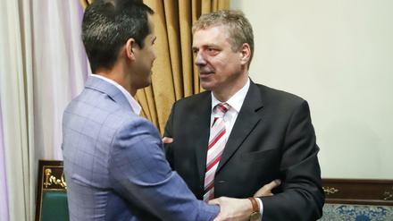 Der deutsche Botschafter mit Oppositionsführer Juan Guaido (li.). 