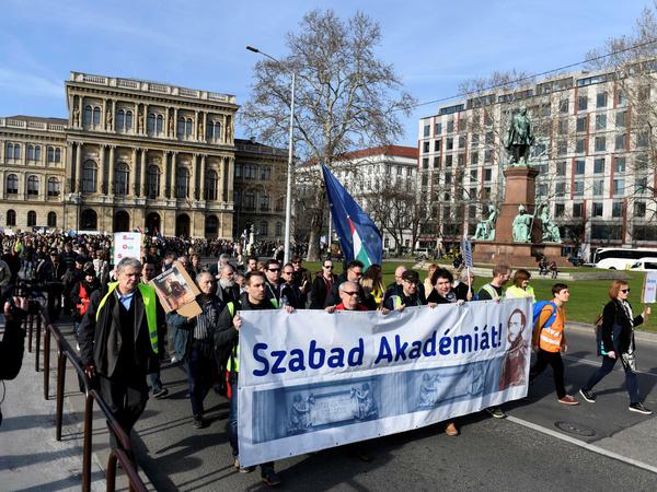 Demonstrationszug vor der Akademie der Wissenschaften in Budapest.