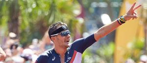 Jan Frodeno jubelt beim Zieleinlauf bei der EM.