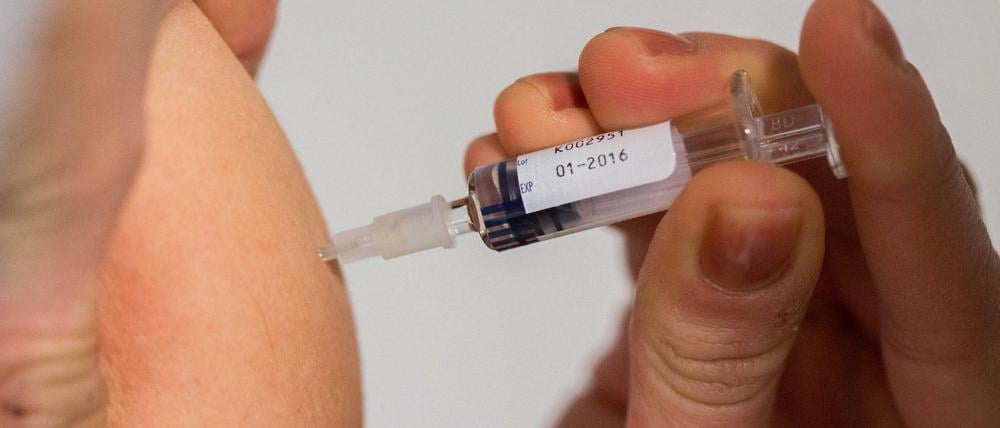 Viele Eltern kommen zu Impfungen gar nicht erst in die Praxen, erklärt der Kinderärztebund.