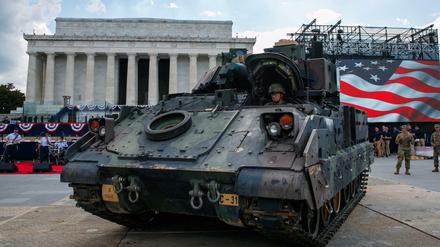 Aufgefahren zum 4. Juli: Ein Bradley-Panzer vor dem Lincoln Memorial in Washington.