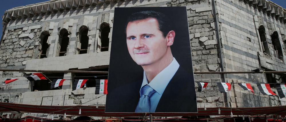 Ein überlebensgroßes Plakat von Präsident Bashar al-Assad in Douma nahe Damaskus.