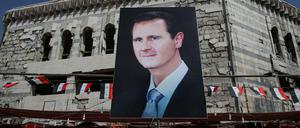 Ein überlebensgroßes Plakat von Präsident Bashar al-Assad in Douma nahe Damaskus.