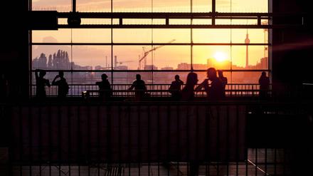 Fahrgäste warten am Bahnhof Ostkreuz.