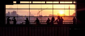 Fahrgäste warten am Bahnhof Ostkreuz.
