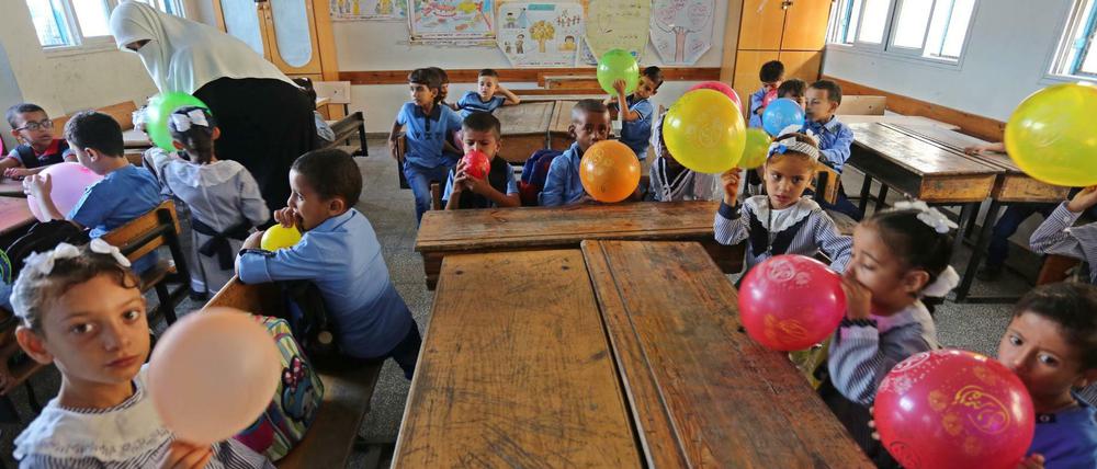 Seid ihr alle da? Palästinensische Schüler sitzen in einem Klassenzimmer einer Schule des Hilfswerks der Vereinten Nationen für palästinensische Flüchtlinge (UNRWA) in Deir al-Balah. Das Hilfswerk warnte schon 2018 vor einem Finanzierungsloch des Bildungsfonds bis Ende September des vergangenen Jahres.