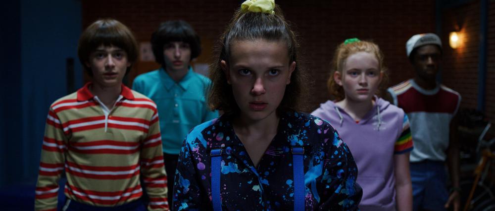 Im Kampfmodus: Elfi (Millie Bobby Brown, Mitte) und ihre Freunde dürfen zunächst den Sommer genießen, bevor der Kampf gegen das Böse erneut beginnt.