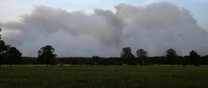 Rauch ist über dem Wald direkt neben der evakuierten Ortschaft Alt Jabel zu sehen.
