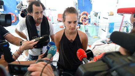 Carola Rackete auf ihrem Schiff, bevor sie in den Hafen von Lampedusa einlief.