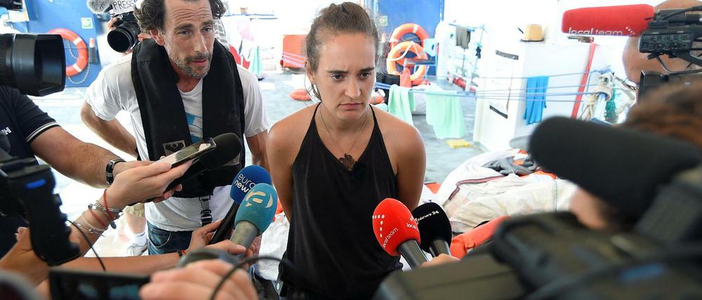 Carola Rackete auf ihrem Schiff, bevor sie in den Hafen von Lampedusa einlief.