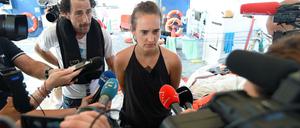 Carola Rackete auf ihrem Schiff, bevor sie in den Hafen von Lampedusa einlief.