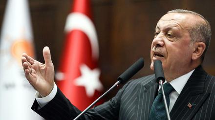 Turkish President and leader of Turkey's ruling Justice and Development (AK) Party Recep Tayyip Erdogan makes a speech during his party's parliamentary group meeting at the Grand National Assembly of Turkey in Ankara on June 25, 2019. (Photo by Adem ALTAN / AFP)