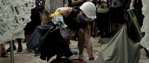 Demonstranten beim Sturm auf den Sitz der Regionalregierung in Hongkong