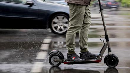 E-Scooter fahren nur 20 km/h, auf die Autobahn dürfen nur Fahrzeuge, die mehr als 60 km/h fahren können.