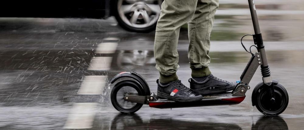 E-Scooter fahren nur 20 km/h, auf die Autobahn dürfen nur Fahrzeuge, die mehr als 60 km/h fahren können.