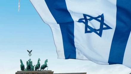 Freundschaft zweier Staaten. Die israelische Nationalflagge vor dem Brandenburger Tor.