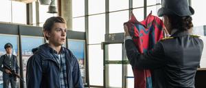 Peter (Tom Holland) gerät bei der Sicherheitskontrolle am Flughafen in Erklärungsnot.