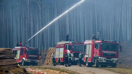 Löschkräfte im Einsatz (Symbolbild).