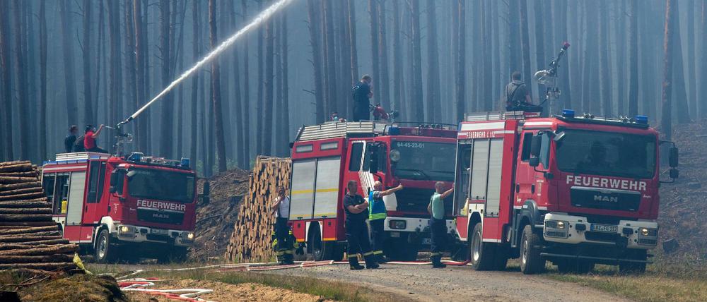 Löschkräfte im Einsatz (Symbolbild).