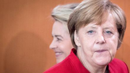 Bundeskanzlerin Angela Merkel (r) und Ursula von der Leyen.