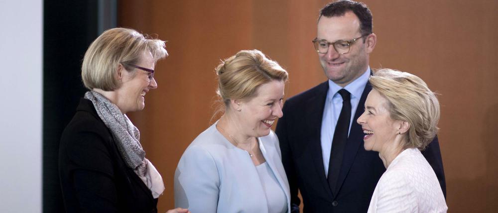 Ursula von der Leyen mit Regierungskollegen bei der Kabinettssitzung am Mittwoch.