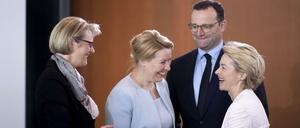 Ursula von der Leyen mit Regierungskollegen bei der Kabinettssitzung am Mittwoch.