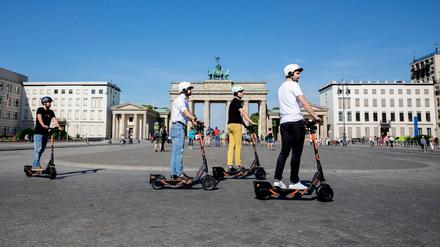 Helm drauf: Bei einem Unfall mit E-Scooter bleibt der Kopf so geschützt.