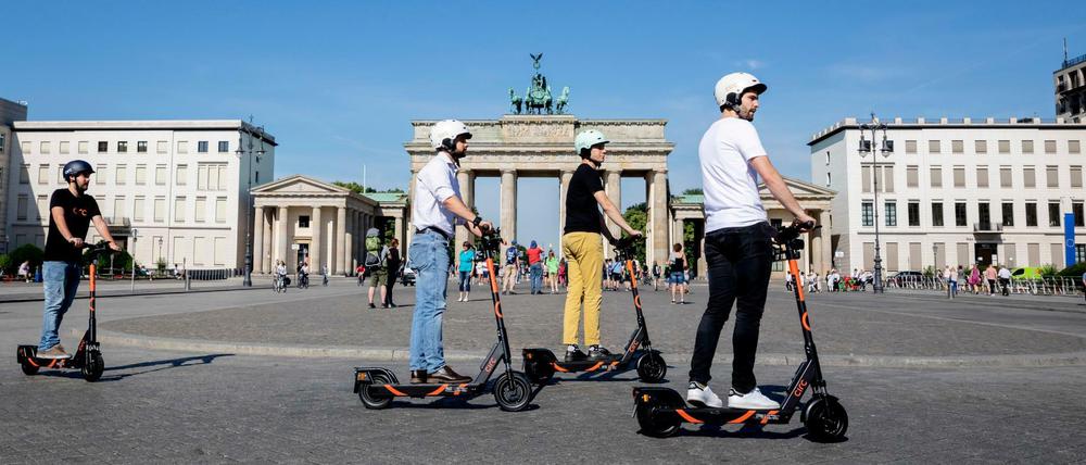 Helm drauf: Bei einem Unfall mit E-Scooter bleibt der Kopf so geschützt.