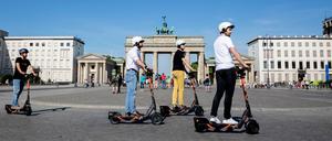 Helm drauf: Bei einem Unfall mit E-Scooter bleibt der Kopf so geschützt.