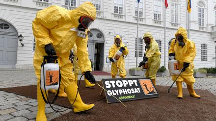 Mitglieder der Umweltorganisation Greenpeace im Rahmen einer Protestaktion zum Thema Glyphosat-Verbot.