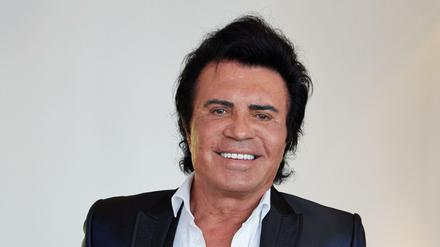 Der Schlagersänger Costa Cordalis posiert im Mai 2014 in Hamburg bei einem Pressetermin zur Vorstellung seiner Autobiografie "Der Himmel muss warten".